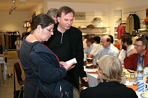 Monika Manz (li.), Intendant Michael Lerchenberg und die Betriebsdirektorin Martha Baumeister-Boettge (sitzend)